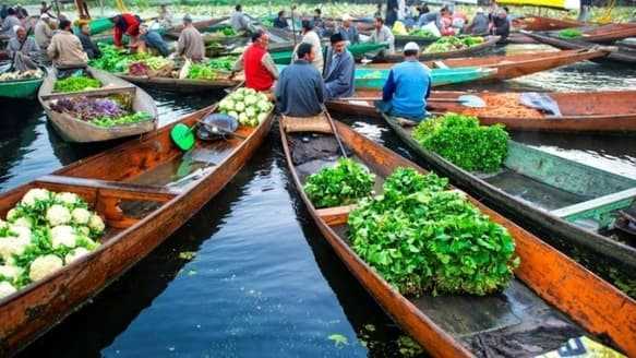 Which Indian metropolitan city has become the first one to get a floating market? 