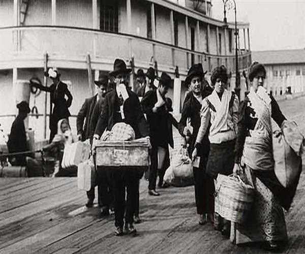 Which group of immigrants arriving by boat was processed at Ellis island in the 1880s?