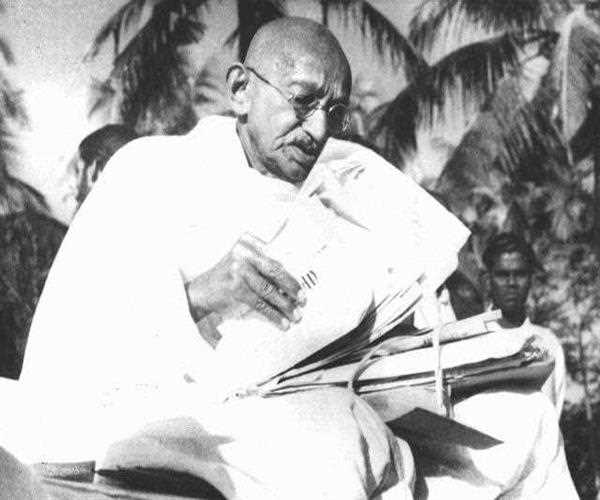 Which weekly news paper was established by Mahatma Gandhi?