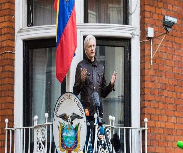 Which country has granted citizenship to Wikileaks founder Julian Assange? 