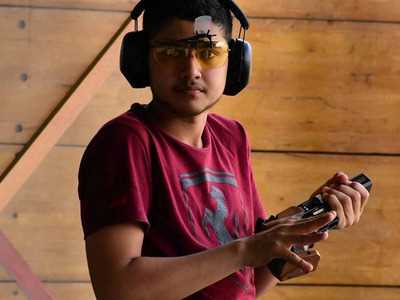 Who created the junior world record at the ISSF Junior World Championship in the 25m standard pistol category?