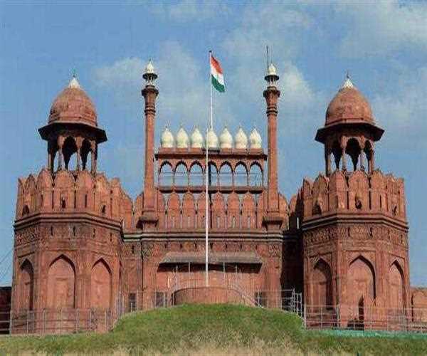 Who builds the red fort of Delhi?