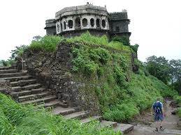 Where is Daulatabad Fort located?