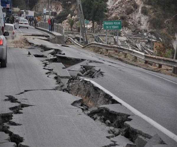 What is the name of the biggest earthquake fault line that goes through California?