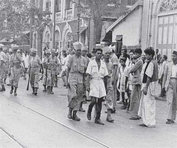 Who made a statement of end of strike after the famous RIN mutiny of 1946 at Kolkata?