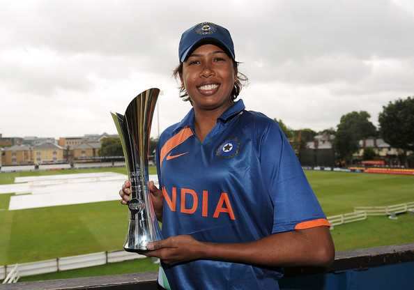 Who has become the world’s first female cricketer to take 200 wickets in One-Day Internationals (ODI)?