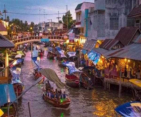 The unique, first-of-its-kind, floating market has come up in which city of West Bengal?