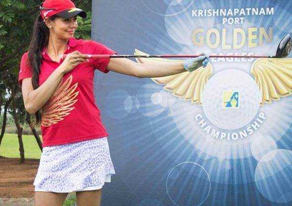 Who has become the first Indian golfer to qualify for the China Ladies PGA Tour?