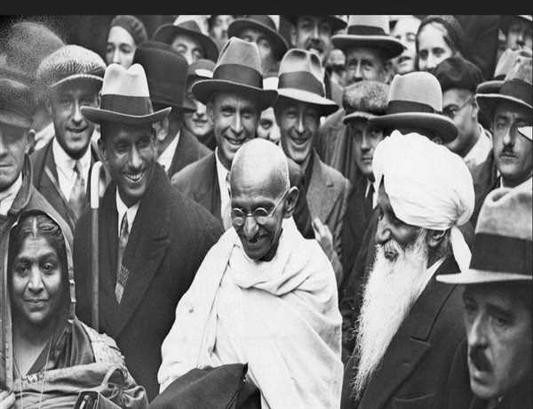 Why was Gandhi awarded Kaiser-i-Hind?