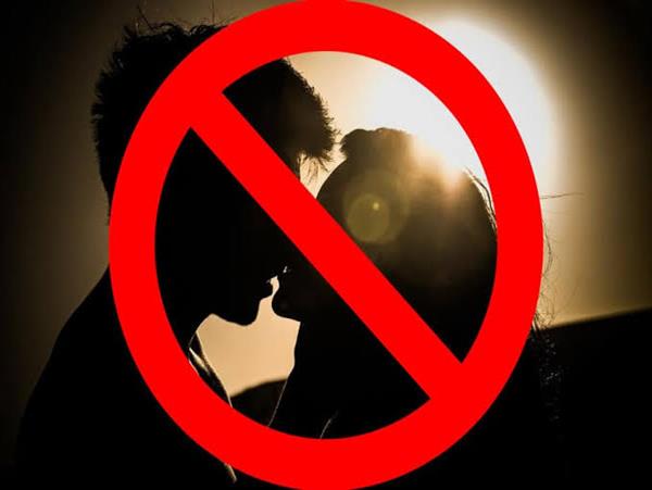 Is kissing in public in India a criminal offence