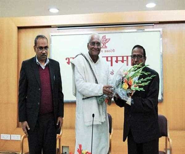 Who is honoured with Sahitya Akademi Bhasha Samman award?