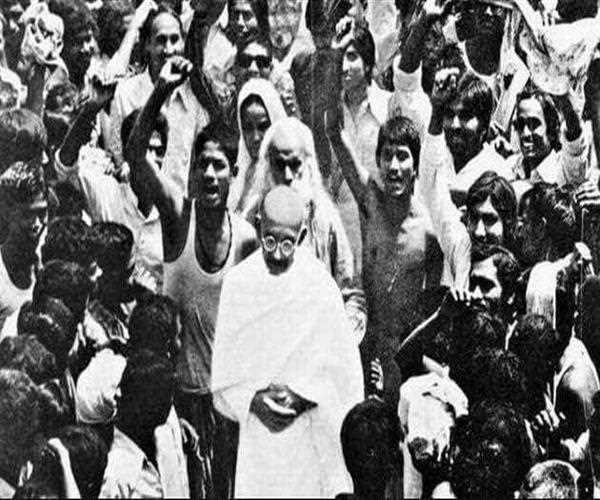 At which place did Mahatma Gandhi launch a Satyagraha to help the oppressed indigo farmers?