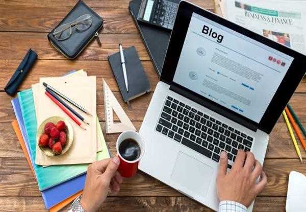 What is the difference between a blog and a vlog?