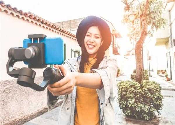 What is the difference between a blog and a vlog?