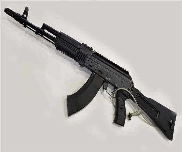 India has signed the contract to procure AK-203 assault rifles from which country and how many rifles have been received by the Indian Armed Forces?